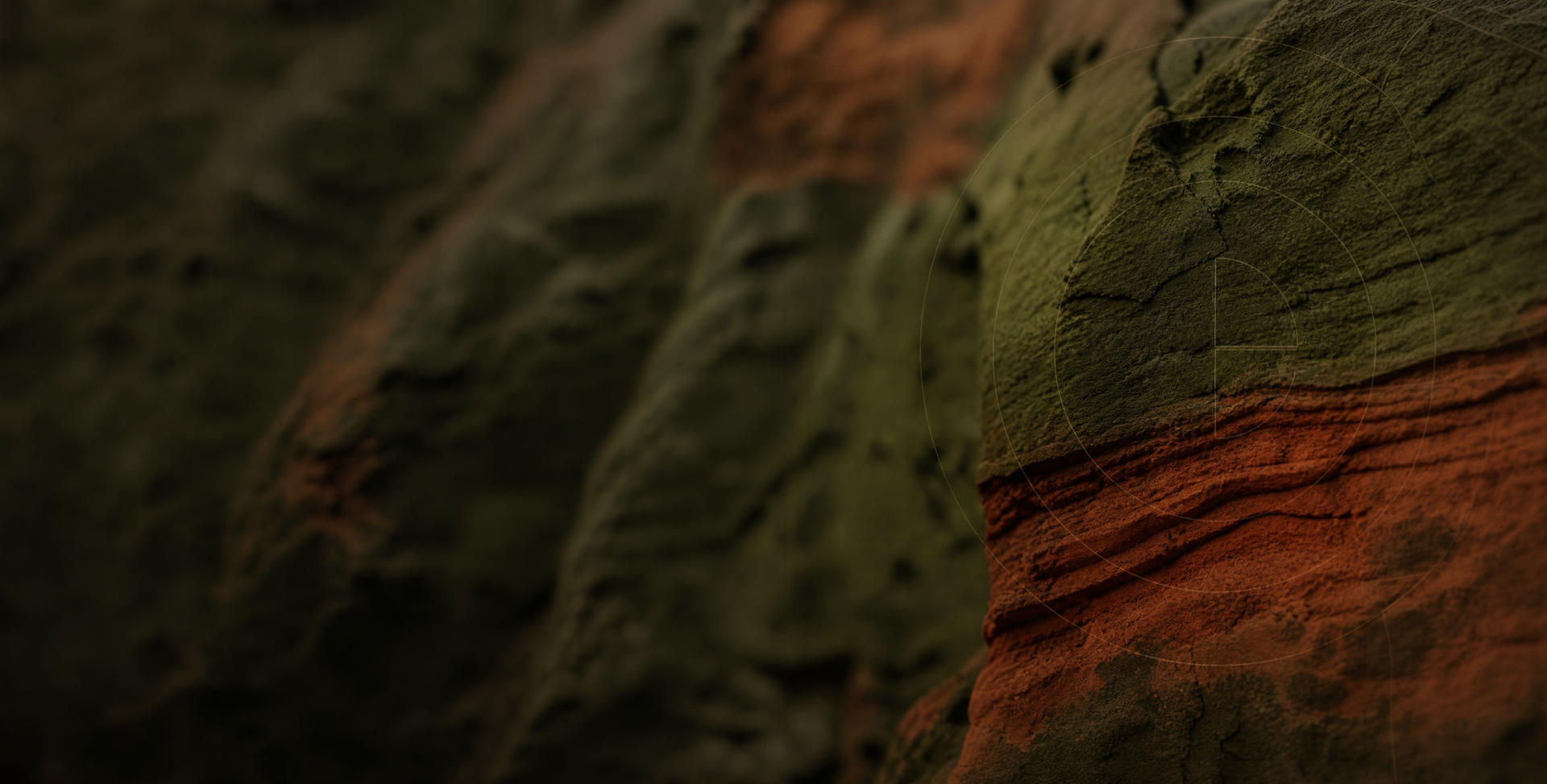 Estratos de pedra com camadas verde-mineral e vermelho-terra — metáfora das tensões que a CERNE mapeia